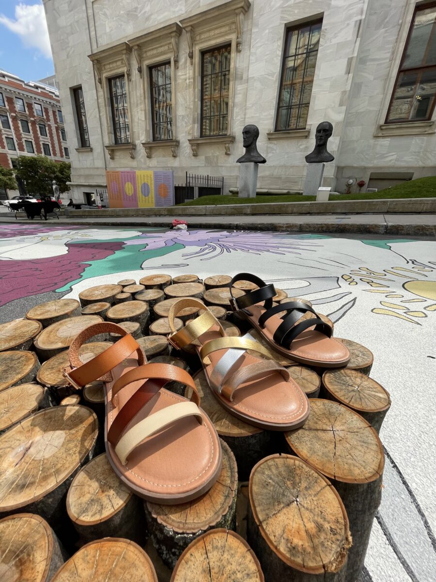 sandale gladiator pour femme photo prise à montreal centre ville 